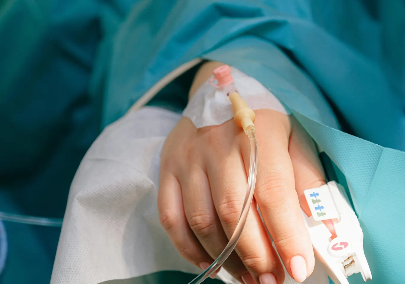 Detoks alkoholowy Hel: dłoń z wenflonem i pulsoksymetrem pod nadzorem