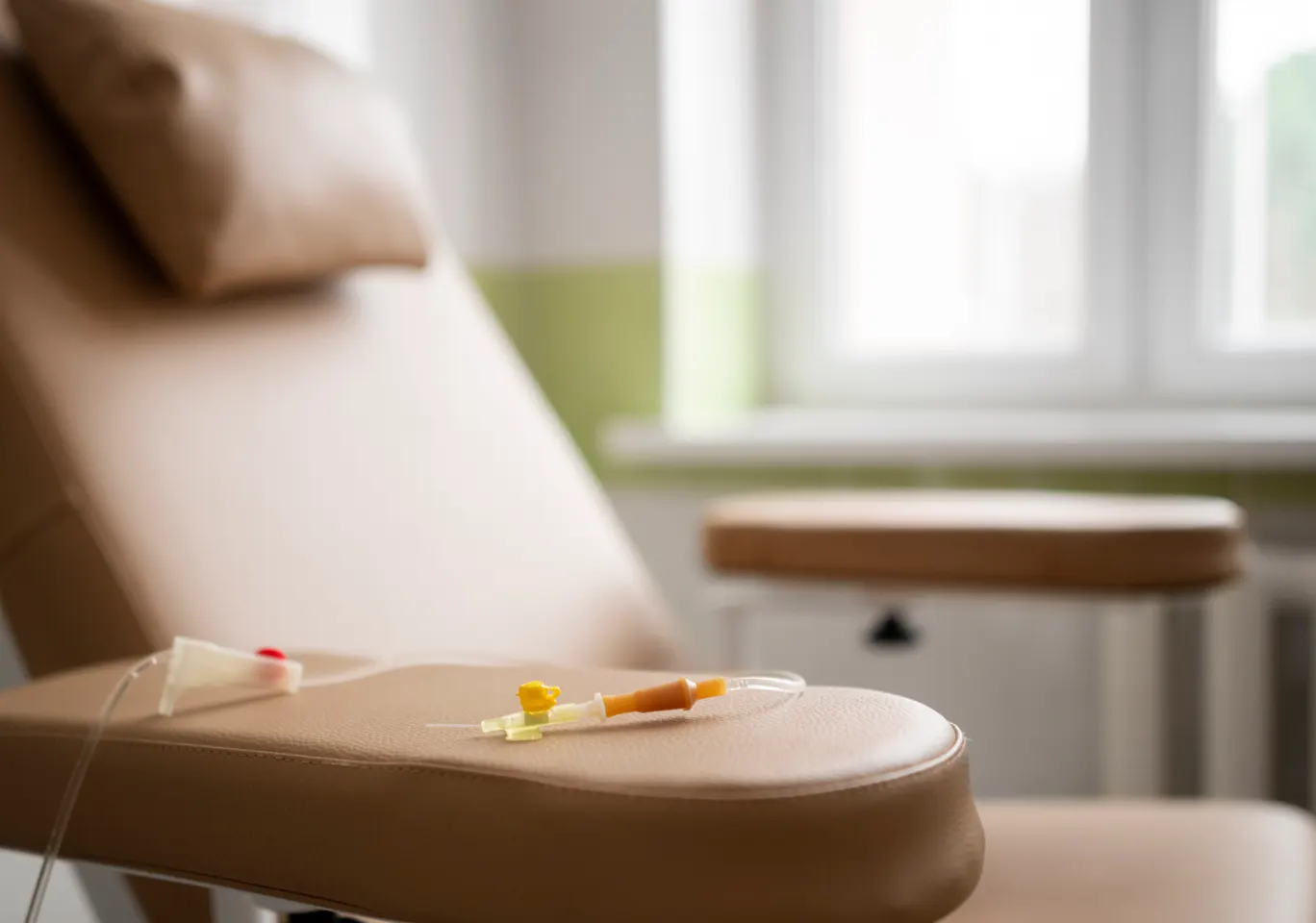 Kroplówki witaminowe Kosakowo: fotel zabiegowy z przygotowaną linią infuzyjną