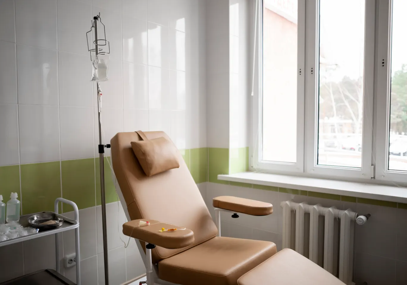Kroplówki witaminowe Władysławowo: gabinet zabiegowy z fotelem i stojakiem na kroplówkę