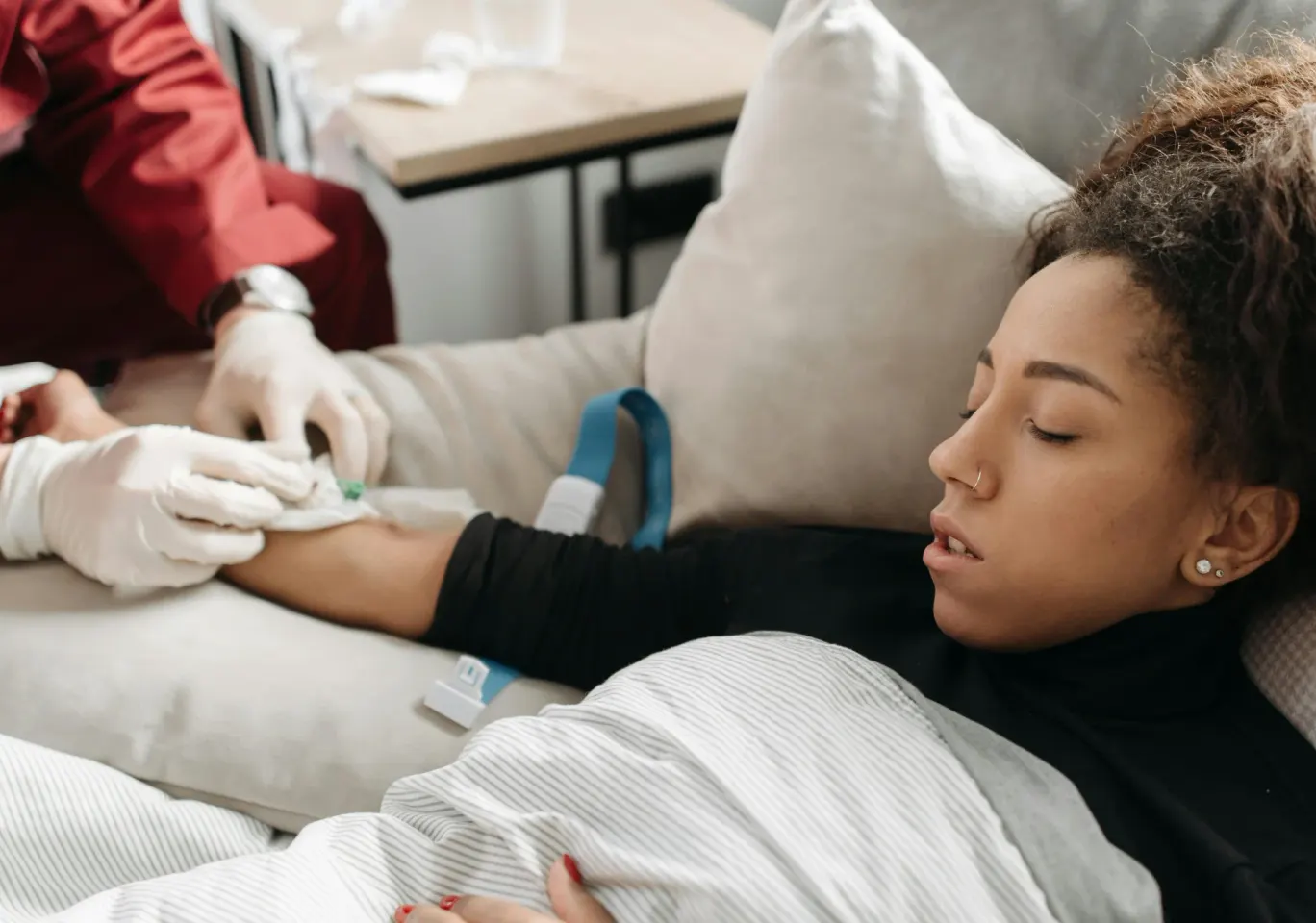 Detoks alkoholowy Władysławowo: zakładanie wenflonu pacjentce